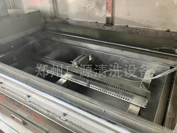 "去毛刺全自動(dòng)高壓清洗機(jī)可以有效去除精密零部件毛刺"